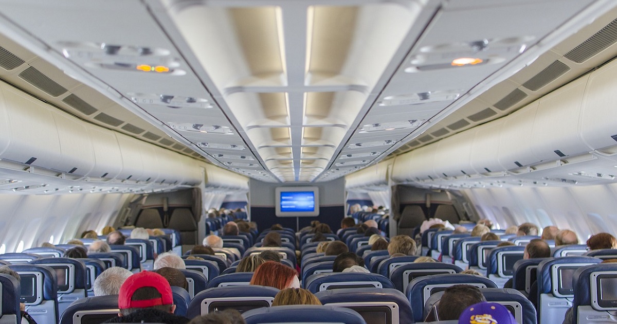 Trucos para dormir en el avión en viajes largos