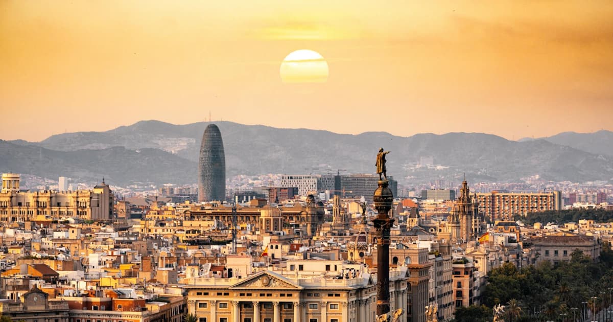 ¿Qué hacer si cancelan tu vuelo en el Aeropuerto de Barcelona-El Prat? Planes para un día en la Ciudad Condal