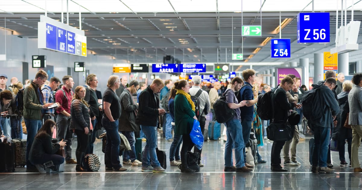 Colas de retrasos en los aeropuertos por congestión aérea: ¿Se puede reclamar una indemnización?